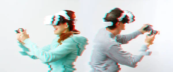 Homme et femme avec casque de réalité virtuelle jouent jeu. Image avec effet de pépin. — Photo