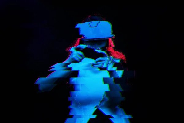 Kobieta z wirtualnej rzeczywistości zestaw słuchawkowy gra. Obraz z efektem usterki. — Zdjęcie stockowe
