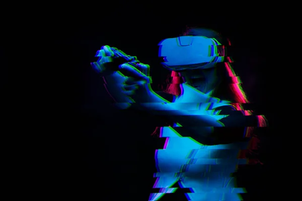 仮想現実ヘッドセットを持つ女性がゲームをプレイしています。グリッチ効果のある画像. — ストック写真
