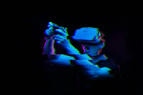 Man met virtual reality headset speelt spel. Afbeelding met glitch effect. — Stockfoto