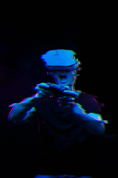 Homme avec casque de réalité virtuelle joue jeu. Image avec effet de pépin. — Photo