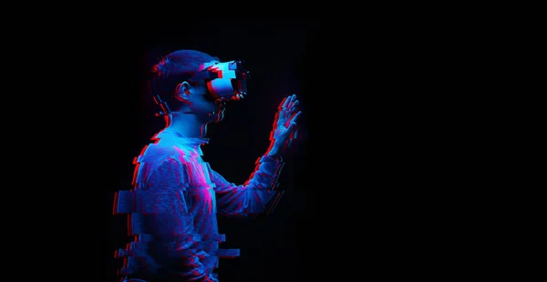 El hombre está usando auriculares de realidad virtual. Imagen con efecto glitch . —  Fotos de Stock