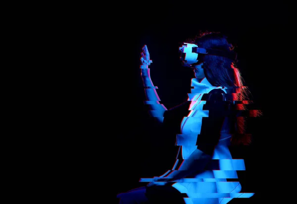 La femme utilise un casque de réalité virtuelle. Image avec effet de pépin. — Photo