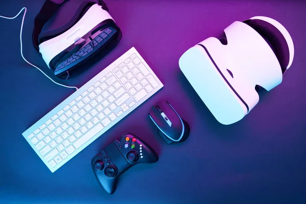 Teclado, ratón, gamepad y par de auriculares de realidad virtual . —  Fotos de Stock