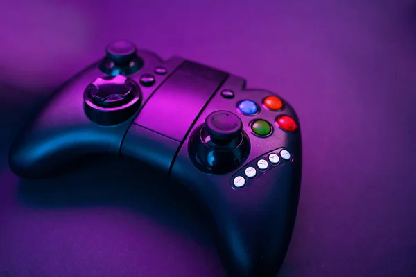 Gamepad op Violet tafel achtergrond. — Stockfoto