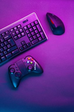 Mor masa arka planında klavye, fare ve joystick.