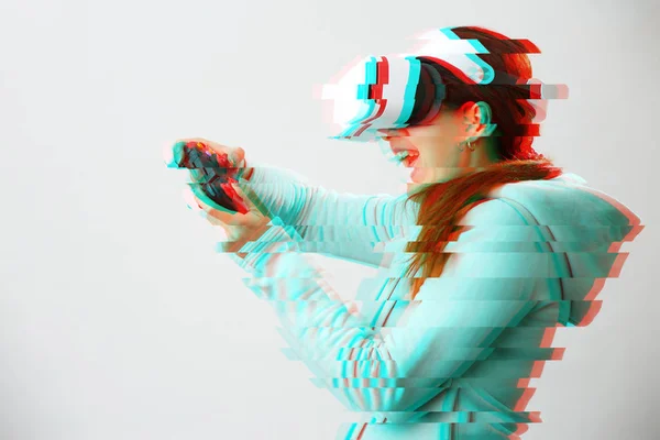 Vrouw met virtual reality headset speelt spel. Afbeelding met glitch effect. — Stockfoto