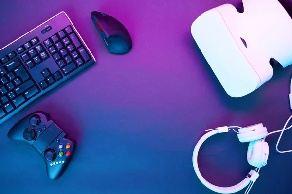 Klavye, fare, gamepad, sanal gerçeklik kulaklık ve kulaklık.