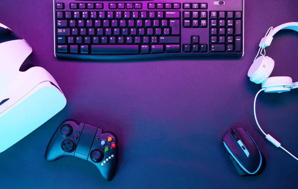 Clavier, souris, manette, casque de réalité virtuelle et écouteurs . — Photo