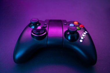 Violet tablo arka planda Gamepad.