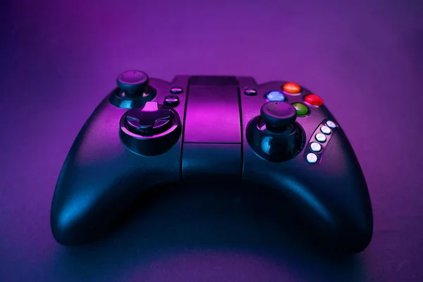 Gamepad auf violettem Tischhintergrund. — Stockfoto