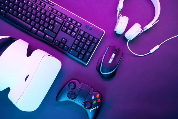 Teclado, mouse, gamepad, fone de ouvido de realidade virtual e fones de ouvido . — Fotografia de Stock