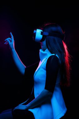 Kadın sanal gerçeklik kulaklığı kullanıyor..