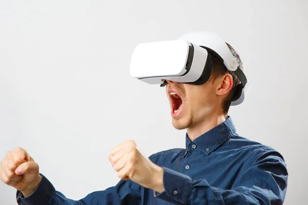 Uomo con auricolare realtà virtuale sta giocando. — Foto Stock