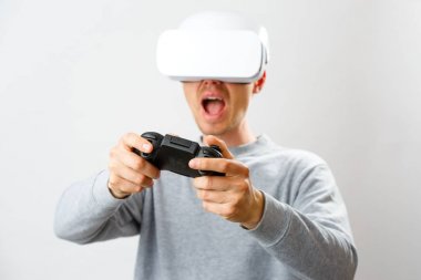 Sanal gerçeklik kulaklığı olan adam oyun oynuyor..