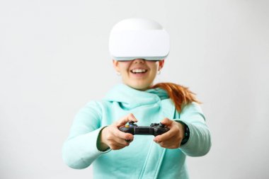 Sanal gerçeklik kulaklığı olan kadın oyun oynuyor..