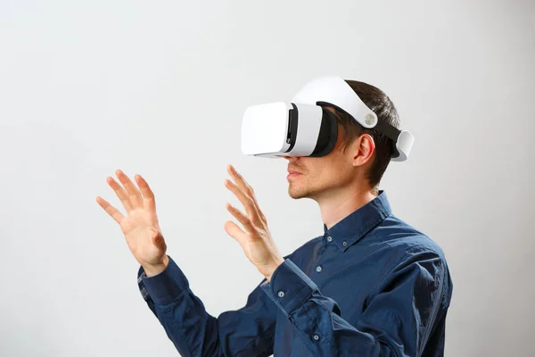 Homem com fone de ouvido realidade virtual está jogando jogo. — Fotografia de Stock