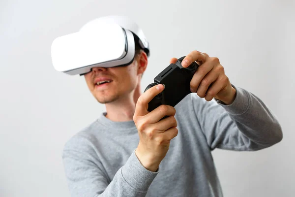 Людина з гарнітурою віртуальної реальності грає в гру . — стокове фото
