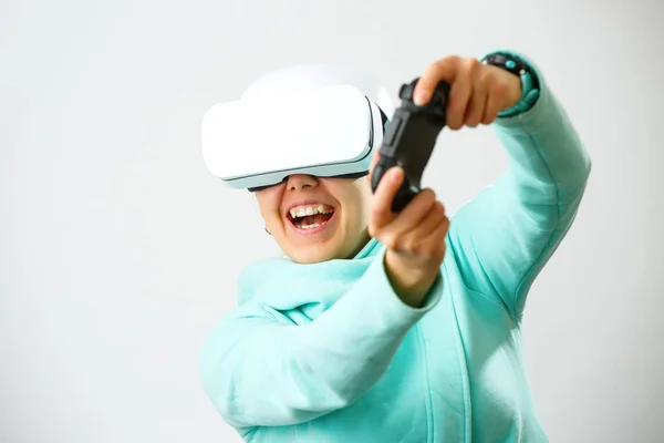 Donna con auricolare realtà virtuale sta giocando. — Foto Stock