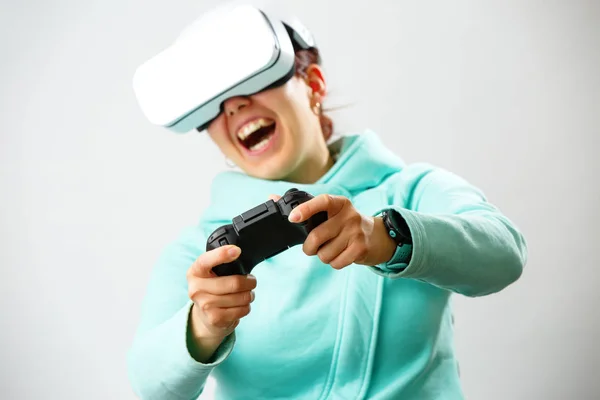 Mulher com fone de ouvido realidade virtual está jogando jogo. — Fotografia de Stock