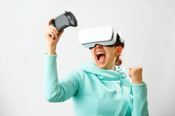 Mulher com fone de ouvido realidade virtual está jogando jogo. — Fotografia de Stock