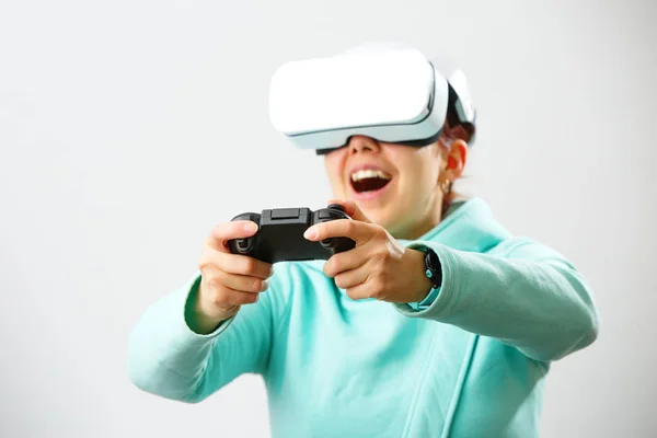 Donna con auricolare realtà virtuale sta giocando. — Foto Stock