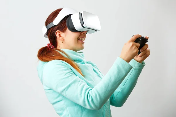 Жінка з гарнітурою віртуальної реальності грає в гру . — стокове фото