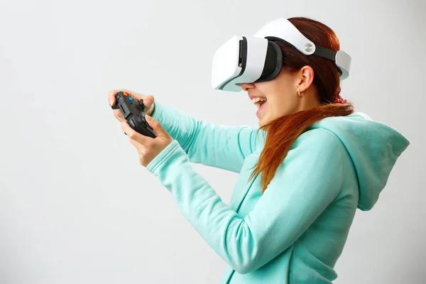 Mulher com fone de ouvido realidade virtual está jogando jogo. — Fotografia de Stock