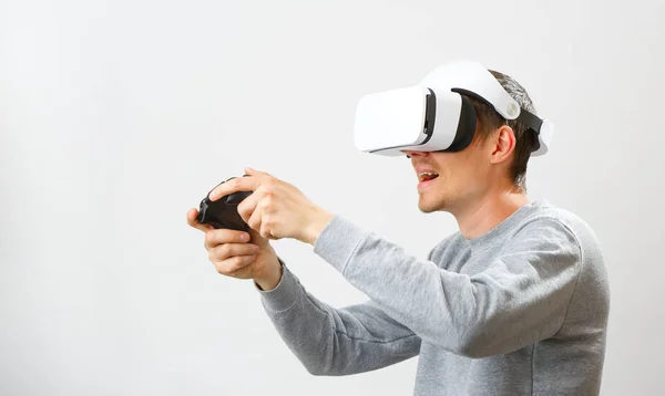Člověk s náhlavní soupravou s virtuální realitou hraje hru. — Stock fotografie