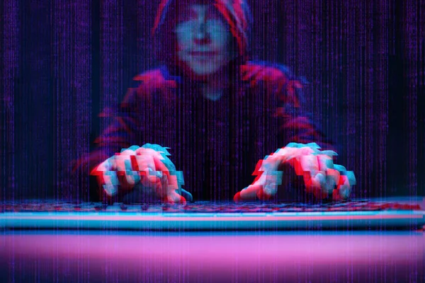 Hacker trabajando con ordenador en cuarto oscuro con interfaz digital alrededor. Imagen con efecto glitch . —  Fotos de Stock