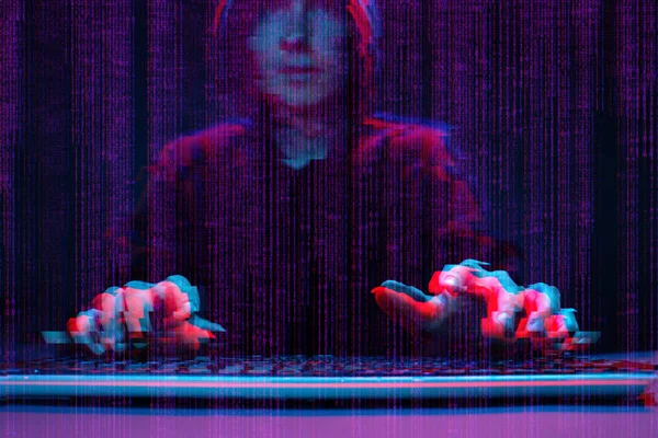 Hacker travaillant avec un ordinateur dans une pièce sombre avec une interface numérique autour. Image avec effet de pépin . — Photo