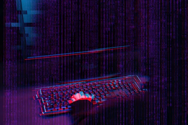Hacker trabalhando com computador em sala escura com interface digital ao redor. Imagem com efeito de falha . — Fotografia de Stock