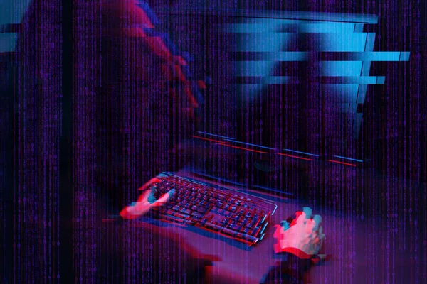 Hacker etrafında dijital arayüz ile karanlık odada bilgisayar ile çalışıyor. Aksaklık efektli görüntü. — Stok fotoğraf