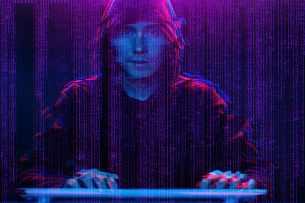 Hacker trabalhando com computador em sala escura com interface digital ao redor. Imagem com efeito de falha . — Fotografia de Stock