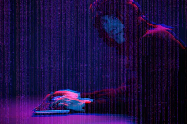 Χάκερ που εργάζεται με υπολογιστή σε σκοτεινό δωμάτιο με ψηφιακό περιβάλλον γύρω. Εικόνα με εφέ δυσλειτουργίας. — Φωτογραφία Αρχείου