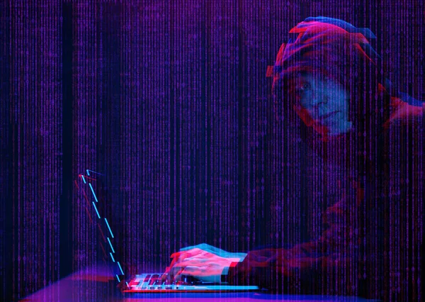 Hacker travaillant avec un ordinateur portable dans une pièce sombre avec une interface numérique autour. Image avec effet de pépin . — Photo