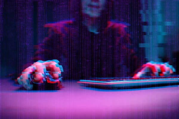 Hacker trabajando con ordenador en cuarto oscuro con interfaz digital alrededor. Imagen con efecto glitch . —  Fotos de Stock