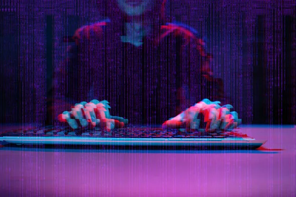 Hacker werken met de computer in donkere kamer met digitale interface rond. Beeld met glitch effect. — Stockfoto