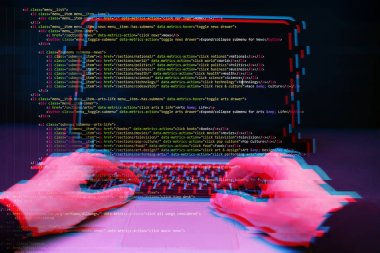 Hacker etrafında dijital arayüzü ile karanlık odada dizüstü bilgisayar ile çalışıyor. Glitch efektli görüntü.
