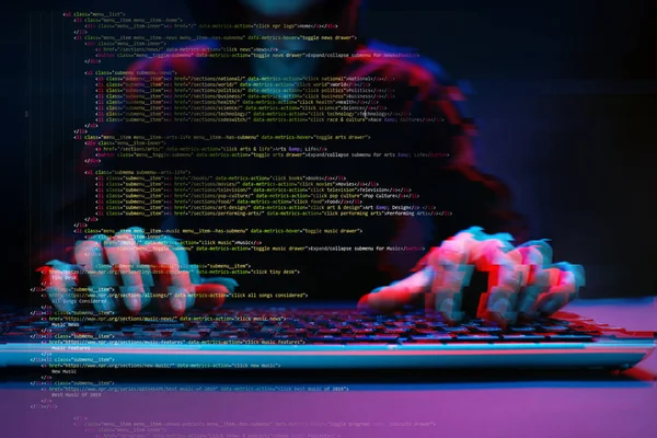 Hacker che lavora con il computer in camera oscura con interfaccia digitale intorno. Immagine con effetto glitch . — Foto Stock