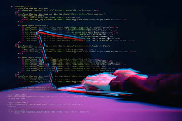 Hacker que trabaja con el ordenador portátil en la habitación oscura con interfaz digital alrededor. Imagen con efecto glitch . —  Fotos de Stock
