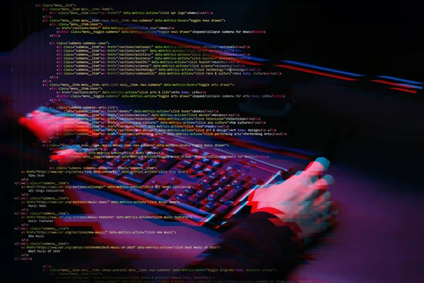 Χάκερ που εργάζεται με υπολογιστή σε σκοτεινό δωμάτιο με ψηφιακό περιβάλλον γύρω. Εικόνα με εφέ δυσλειτουργίας. — Φωτογραφία Αρχείου