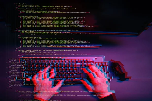 Hacker trabalhando com computador em sala escura com interface digital ao redor. Imagem com efeito de falha . — Fotografia de Stock