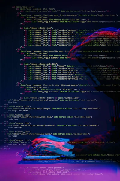黑客在黑暗的房间里与电脑一起工作, 周围有数字接口。具有故障效果的图像. — 图库照片