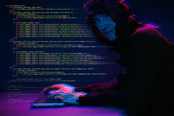 Hacker etrafında dijital arayüz ile karanlık odada bilgisayar ile çalışıyor. Aksaklık efektli görüntü. — Stok fotoğraf