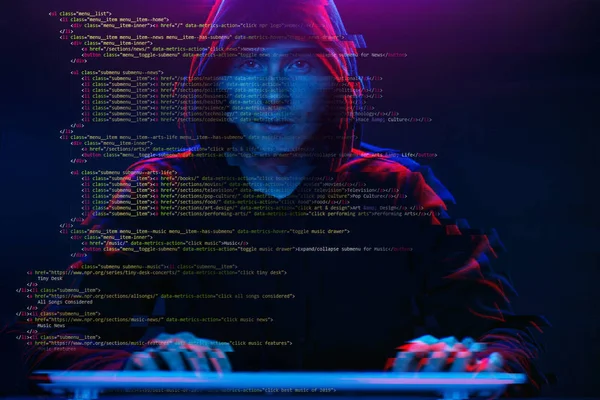 Hacker etrafında dijital arayüz ile karanlık odada bilgisayar ile çalışıyor. Aksaklık efektli görüntü. — Stok fotoğraf