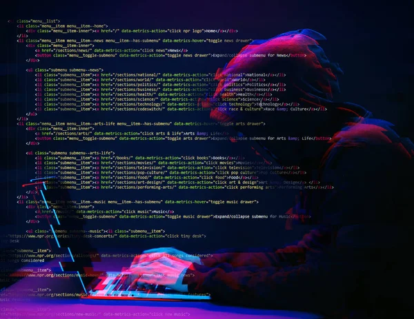 Hacker trabalhando com laptop em quarto escuro com interface digital ao redor. Imagem com efeito de falha . — Fotografia de Stock