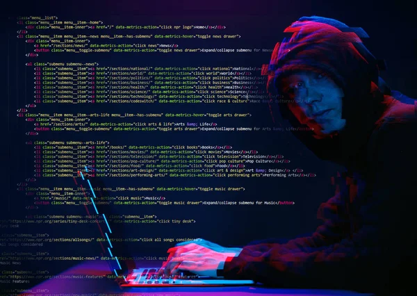 Hacker que trabaja con el ordenador portátil en la habitación oscura con interfaz digital alrededor. Imagen con efecto glitch . — Foto de Stock