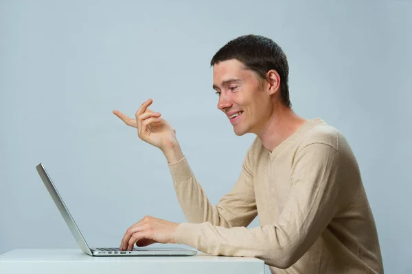El hombre está utilizando el ordenador portátil para la comunicación en el chat o chat de vídeo. Concepto de redes sociales . — Foto de Stock