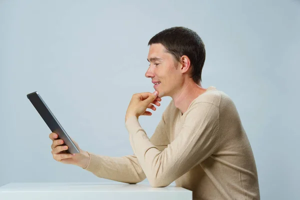 Homme utilise un ordinateur tablette pour la communication dans le chat ou le chat vidéo. Concept de médias sociaux . — Photo